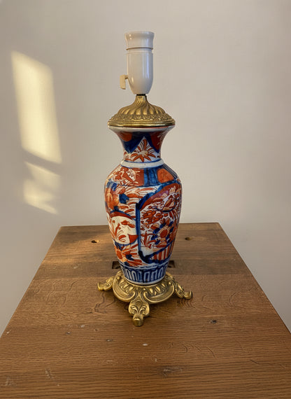 brugte-imari-bordlampe-i-porcelæn-og-messing