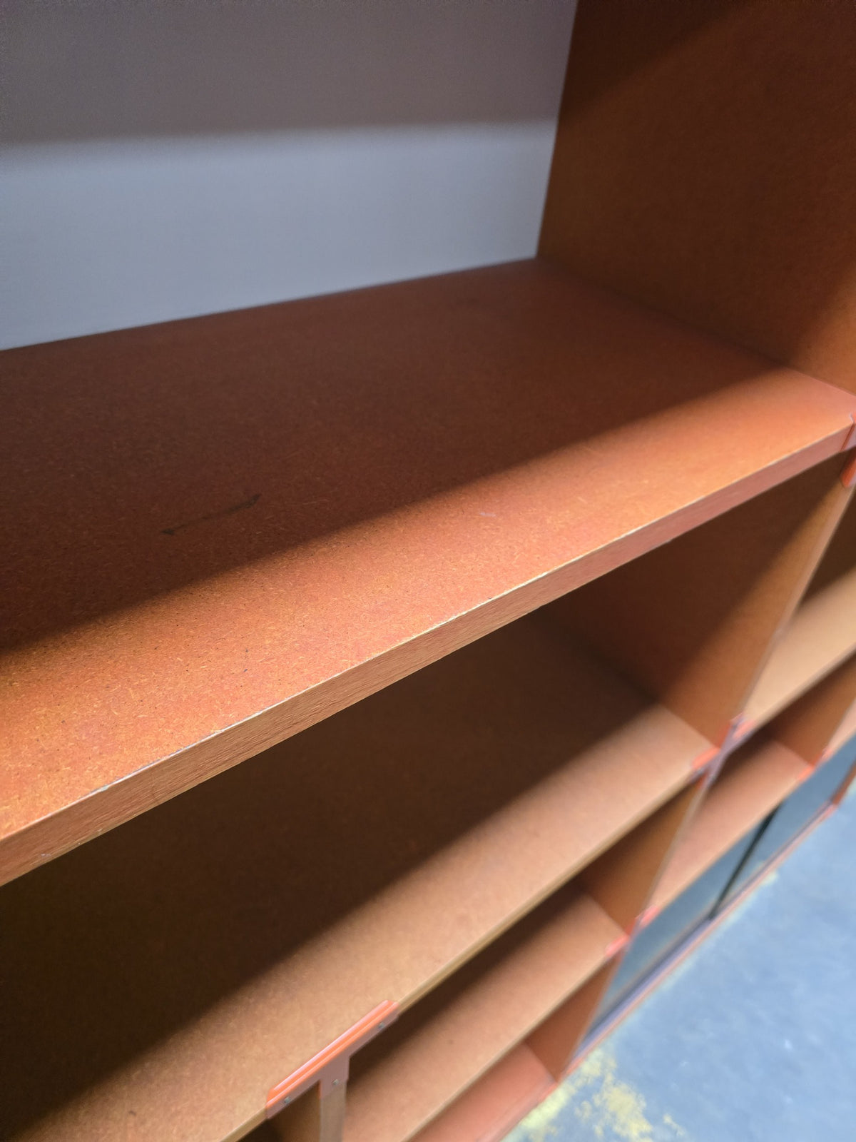 brugte-orange-bogreol-i-træ-1