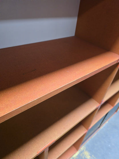 brugte-orange-bogreol-i-træ-1