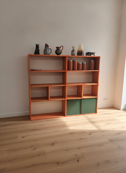 brugte-orange-bogreol-i-træ