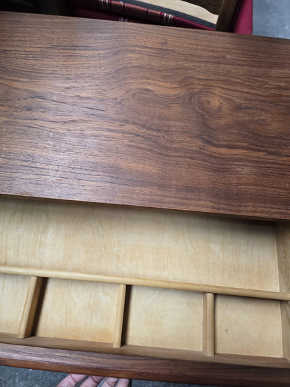 brugte-sidebord-i-teak-med-fletkurv-1