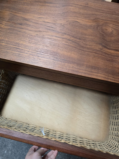 brugte-sidebord-i-teak-med-fletkurv-2
