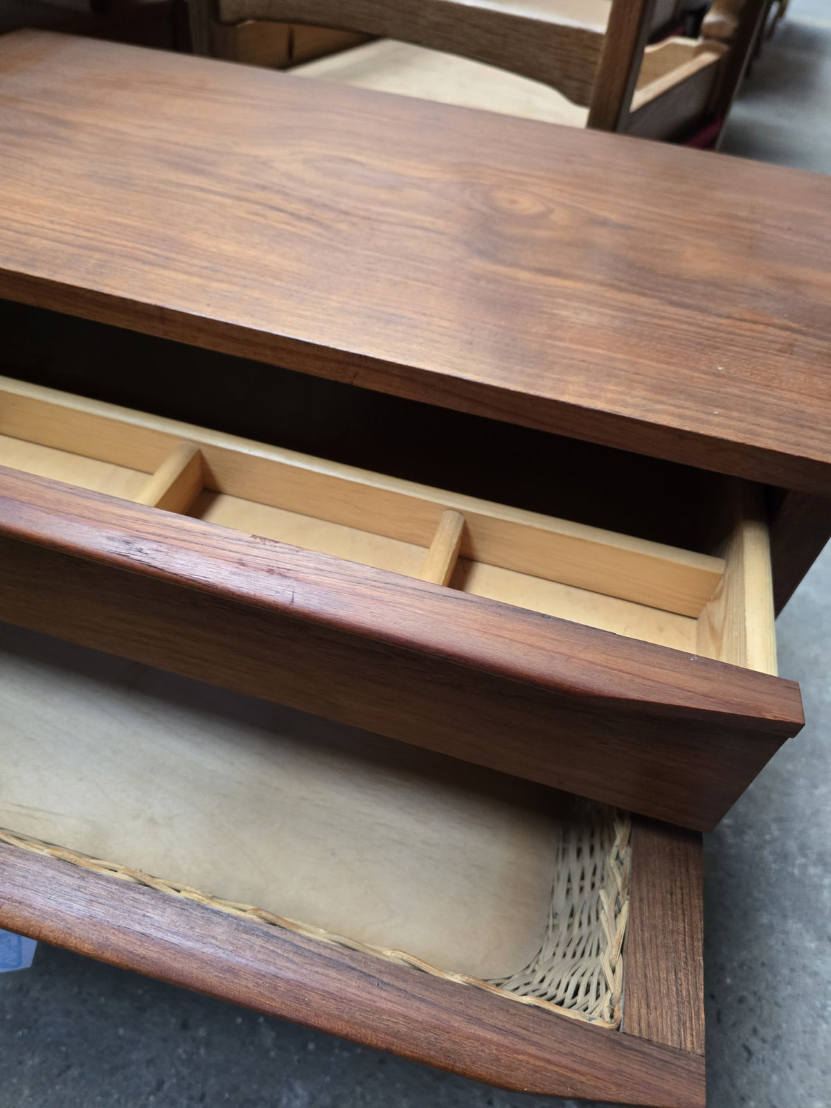 brugte-sidebord-i-teak-med-fletkurv-3