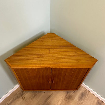 brugte-teak-hjørneskab-4