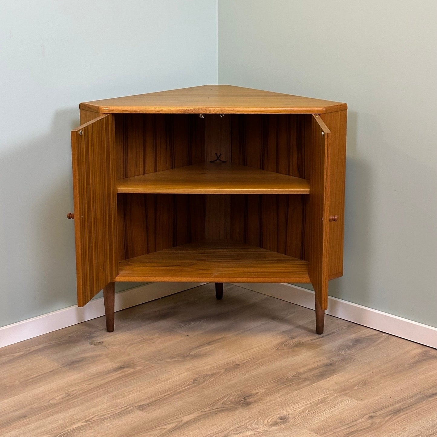 brugte-teak-hjørneskab-5