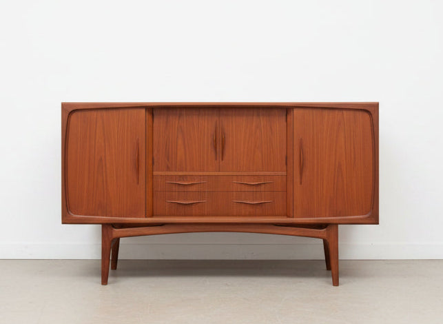 brugte-teak-skaenk-med-bar-1960erne
