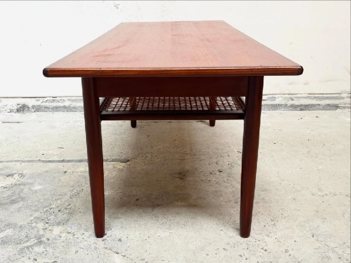 brugte-teak-sofabord-med-flet-hylde-3
