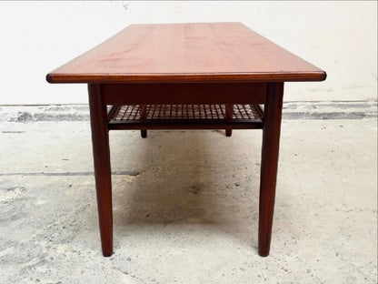 brugte-teak-sofabord-med-flet-hylde-3