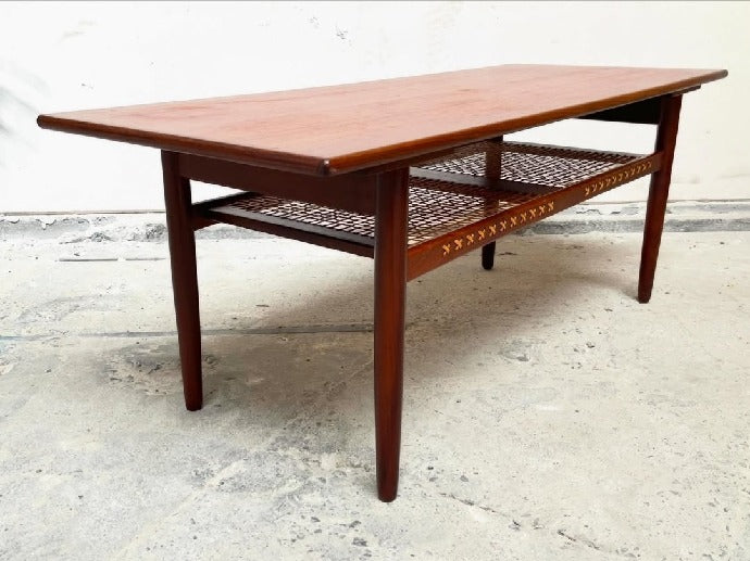 brugte-teak-sofabord-med-flet-hylde-4