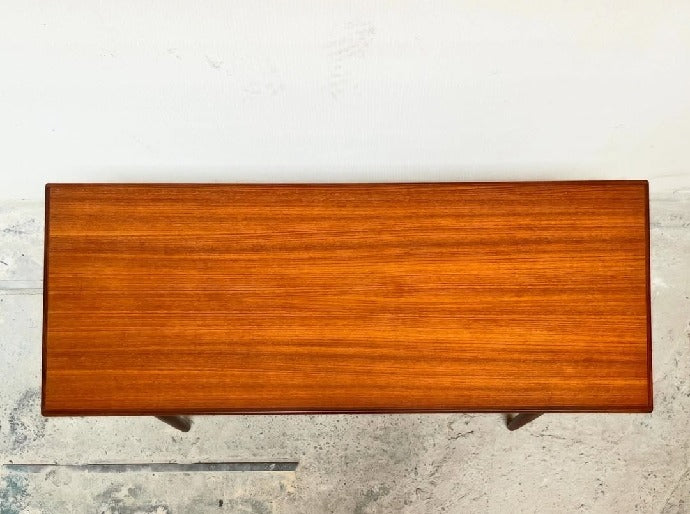 brugte-teak-sofabord-med-flet-hylde-5