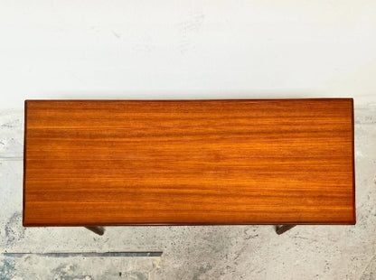 brugte-teak-sofabord-med-flet-hylde-5