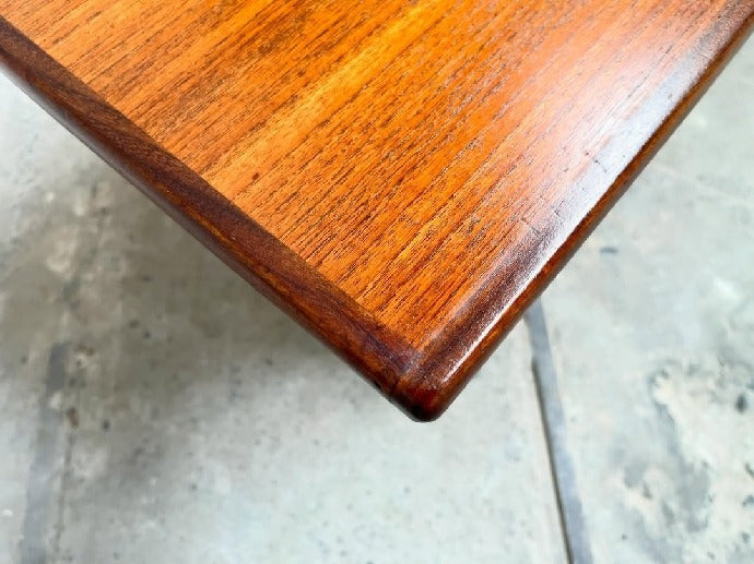 brugte-teak-sofabord-med-flet-hylde-7