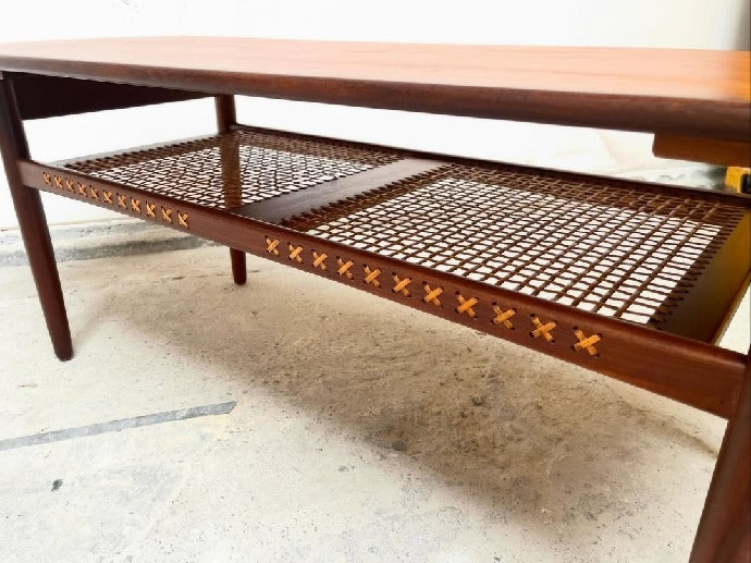 brugte-teak-sofabord-med-flet-hylde-9