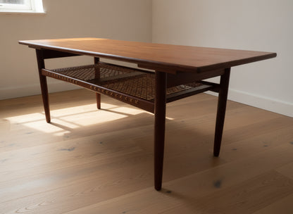 brugte-teak-sofabord-med-flet-hylde