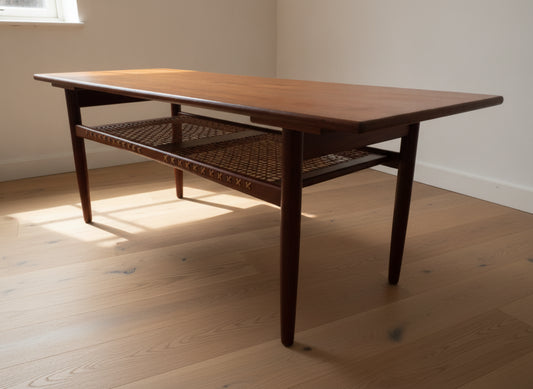 brugte-teak-sofabord-med-flet-hylde