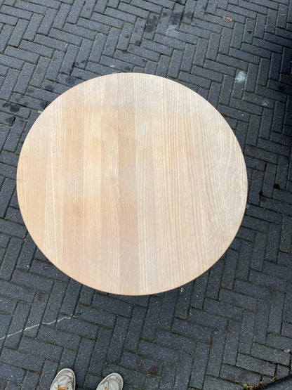 brugte-zeta-furniture-kompakt-egetræs-spisebord-1
