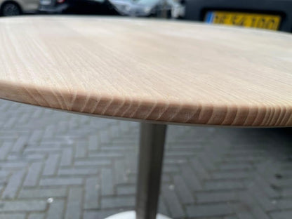 brugte-zeta-furniture-kompakt-egetræs-spisebord-2