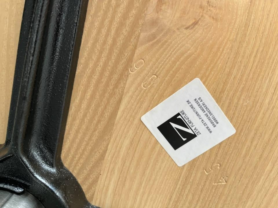brugte-zeta-furniture-kompakt-egetræs-spisebord-3